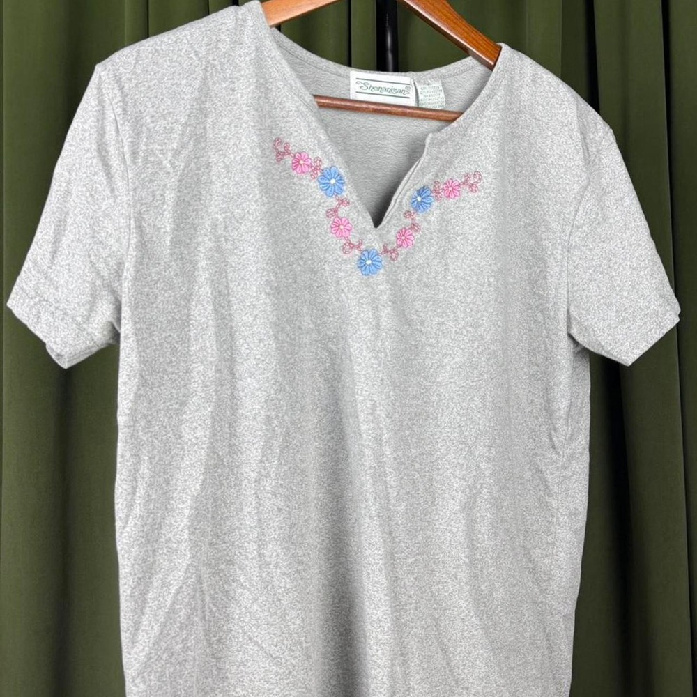 Shenanigans Womens Grey Floral Embroidered V-Neck Short Sleeve Top Size L